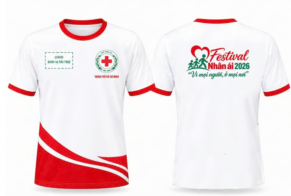 Mặt trước mẫu áo thun Festival Nhân ái 2026: áo trắng viền đỏ, logo Herbalife ở ô logo nhà tài trợ bên ngực trái, logo Hội Chữ thập đỏ Thành phố Hồ Chí Minh ở ngực phải