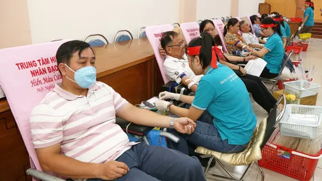 Người dân hiến máu tình nguyện