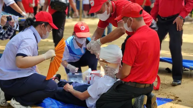 Tình nguyện viên Chữ thập đỏ hướng dẫn sơ cấp cứu