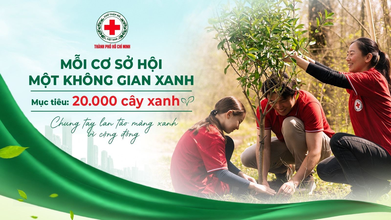 Ba tình nguyện viên Chữ thập đỏ mặc áo đỏ cùng nhau trồng và chăm sóc một cây non