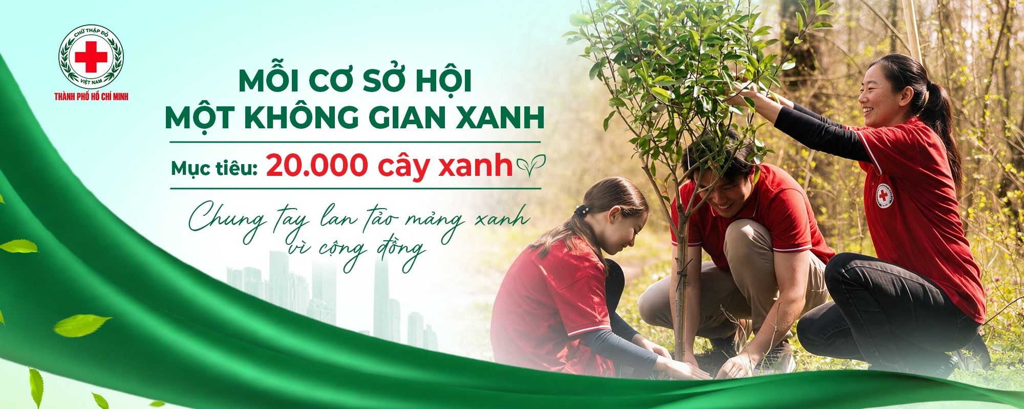 Banner phong trào Mỗi cơ sở Hội – Một không gian xanh của Hội Chữ thập đỏ Thành phố Hồ Chí Minh. Mục tiêu: 20.000 cây xanh. Chung tay lan tỏa mảng xanh vì cộng đồng. Tình nguyện viên áo đỏ cùng trồng cây.